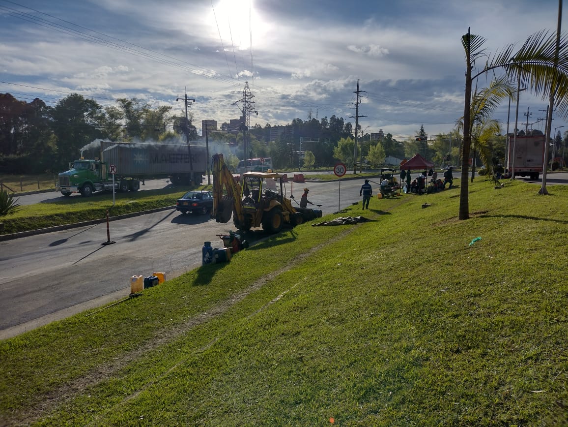 Reparcheo en la vía El Tranvía: