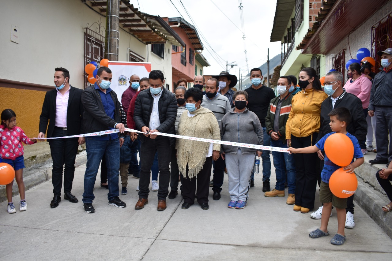 ALCALDÍA DE SONSÓN ENTREGÓ CUATRO CALLES PAVIMENTADAS EN EL BARRIO LOS LLANITOS:
